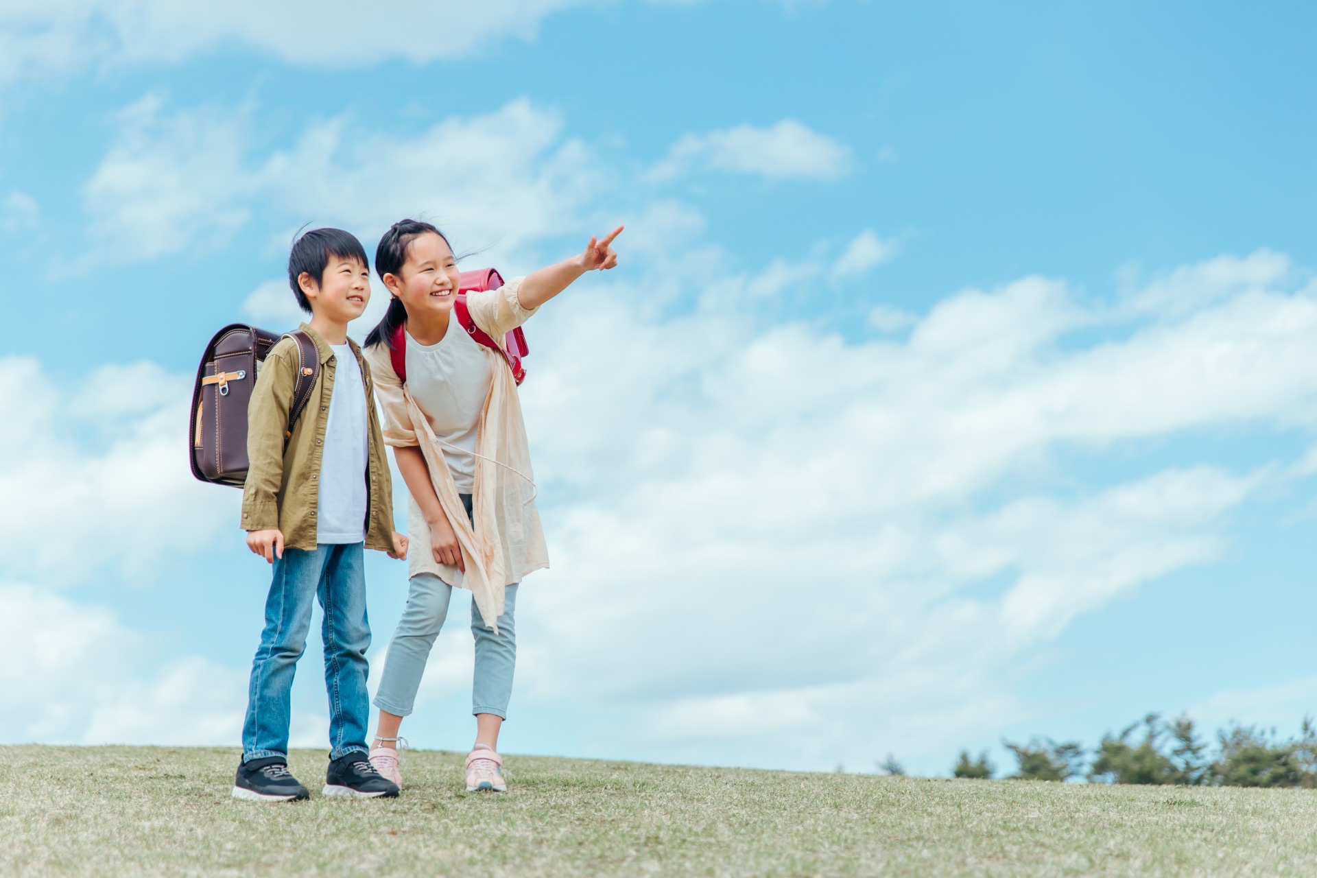 ランドセルを背負って通学する日本の小学生たち